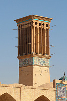 Бадгир древняя персидская система охлаждения и вентиляции воздуха в помещениях. Применяется и в современном Иране.