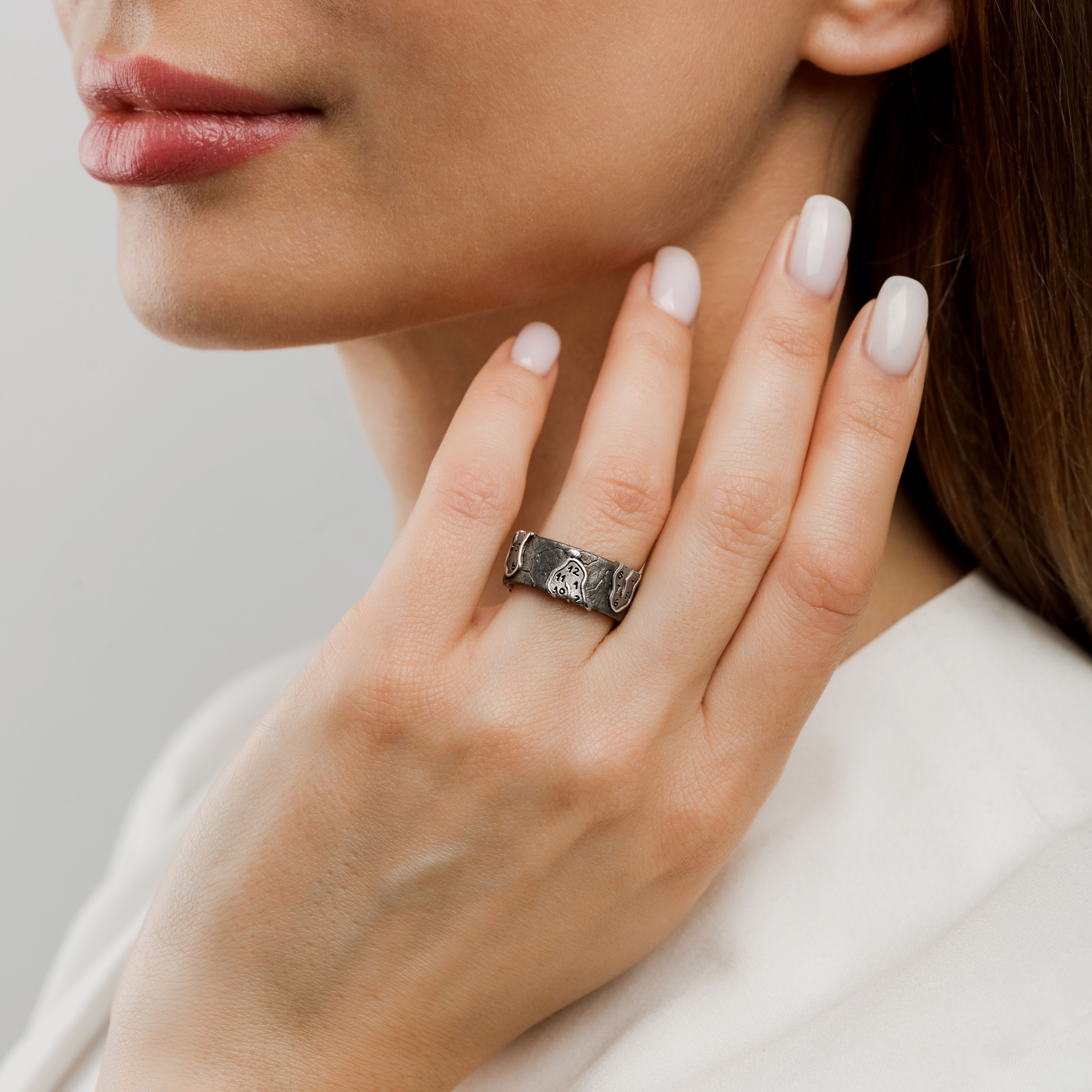 Дизайнерское кольцо из серебра – уникальное украшение для элегантных образов