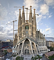 Главный вход и башни храма Sagrada Familia в Барселоне.